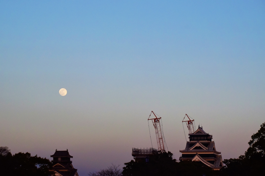 熊本城とお月さま