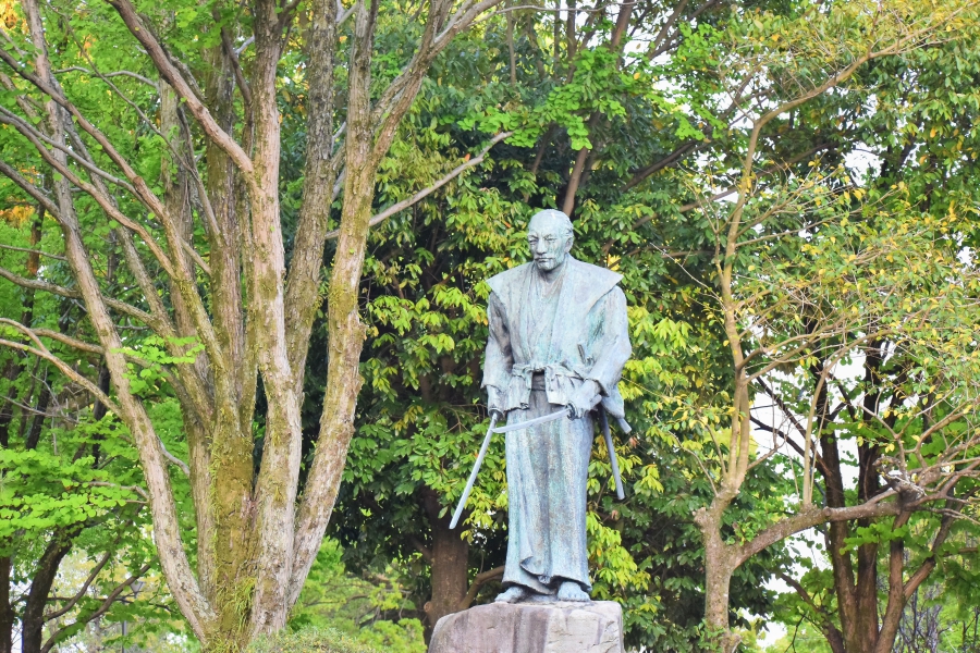 武蔵塚公園　武蔵像